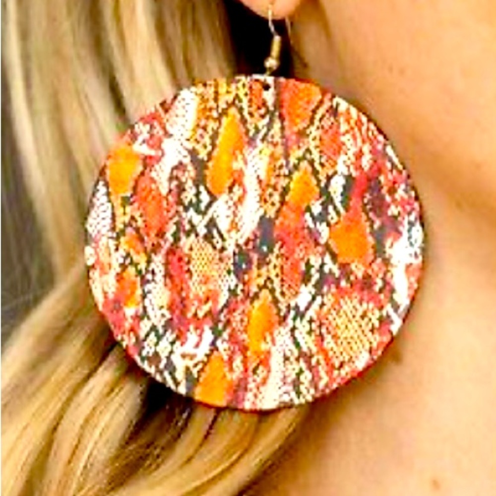 +*SOLD*+
Gold animal print fishhooks Earrings NWT gold oranges and wild styling🔥